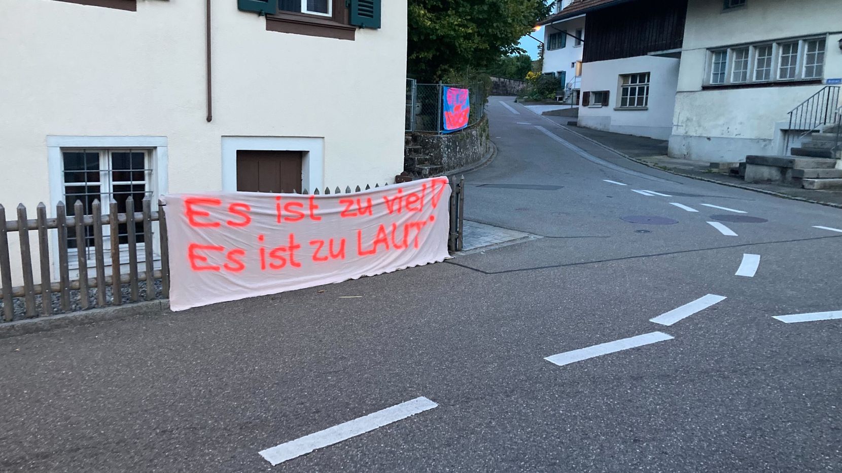 Selbstgebastelte Transparente protestieren gegen den Schleichverkehr an der Eggstrasse in Maur.